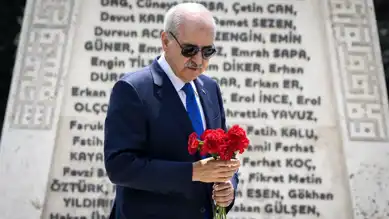 Kurtulmuş, 15 Temmuz'da Bombalanan TBMM Alanlarına Karanfil Bıraktı